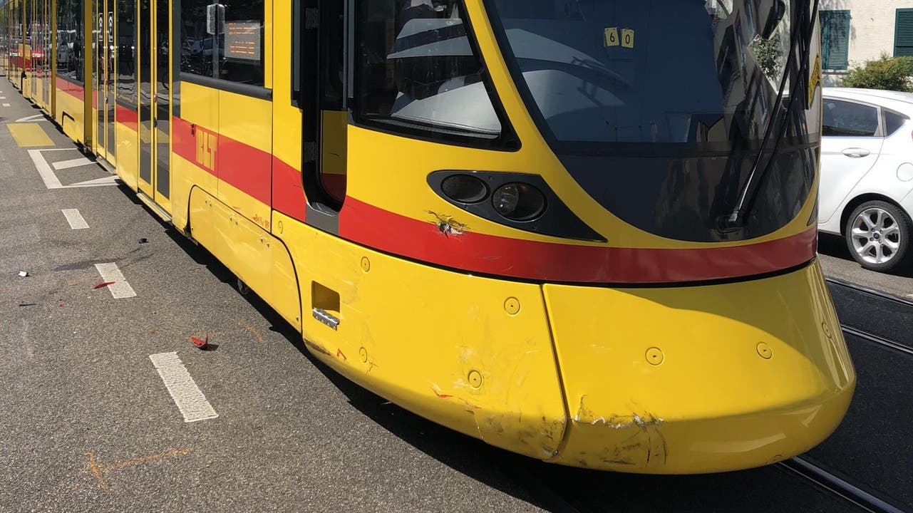 Auf der Hauptstrasse in Reinach ereignete sich eine Kollision zwischen einem Tram und zwei Personenwagen.