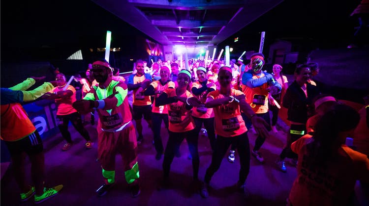 Party-Laufen - einfach so zum Spass: 1800 Teilnehmer liefen, tanzten und feierten durch die Stadt
