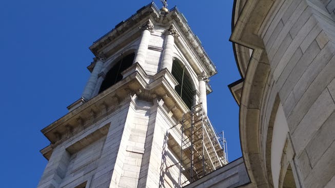 Die Westseite des Turms der St. Ursen-Kathedrale erhält bis im Oktober ein Gerüst