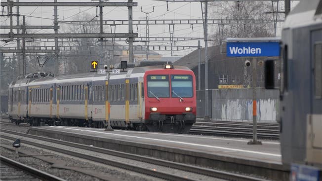 Regionalzug bei der Einfahrt in den Bahnhof Wohlen. archiv/az
