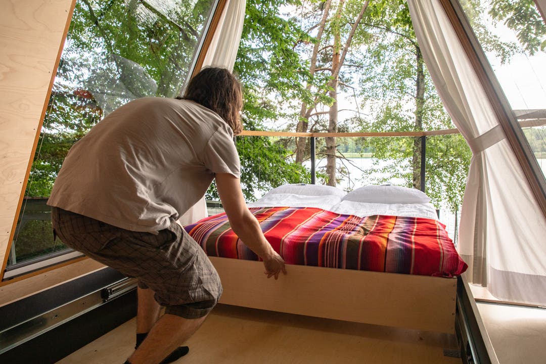 Wer Lust hat, kann das Bett auf die Terrasse schieben und so übernachten.