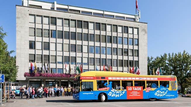 Gemeindeammann und "Busgötti" Roland Kuster (mit Käppi) taufte vor einem Jahr den "Atmosphäre"-Bus der RVBW.