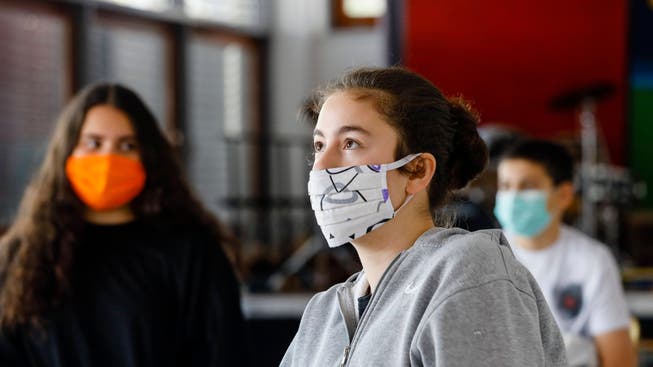 Müssen die Schülerinnen und Schüler bald auch im Kanton Aargau Maske tragen? Noch ist das nicht geklärt.