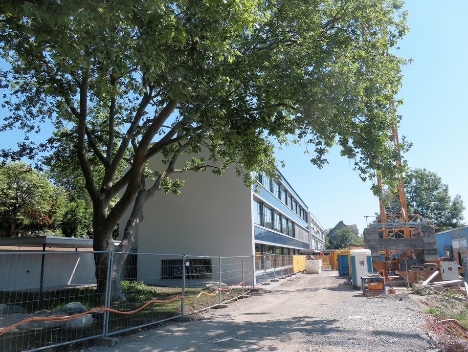 Am 11. Mai konnte das neue Schulhaus bezogen werden. Die Umgebung kann allerdings erst in einem Jahr komplett fertig gestellt werden.