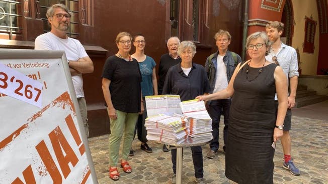 Vertreterinnen und Vertreter der Basler Linksparteien und des Mieterverbands haben am Mittwoch im Basler Rathaus die Unterschriften für ihre neue Wohnschutz-Initiative eingereicht.