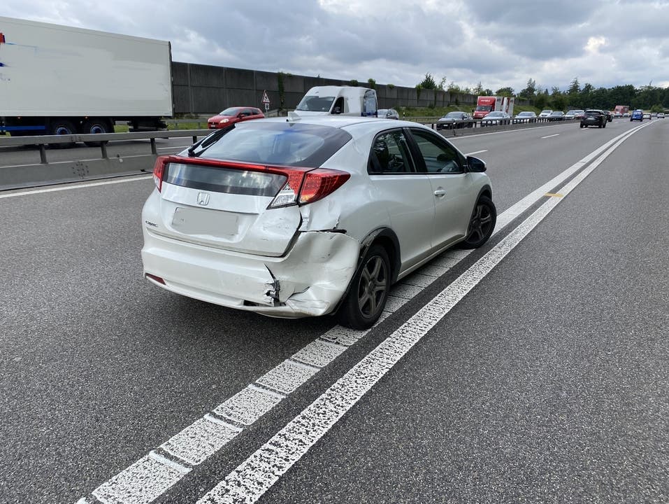 Ein Volvo verursachte einen Auffahrunfall und beschädigte dabei zwei weitere Fahrzeuge.