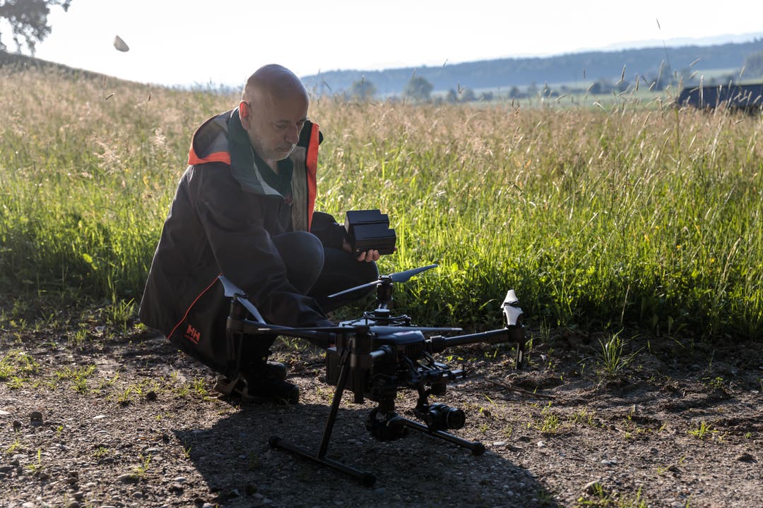 Drohnenpilot Jürg Schöni tauscht den Akku aus