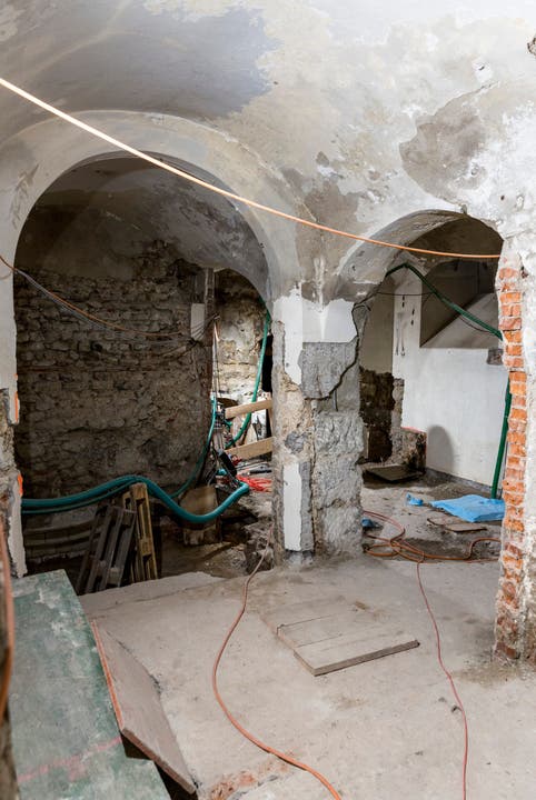 Im Kellergewölbe: Die Steinmauer hinten rechts wurde während den Bauarbeiten freigelegt und stammt aus römischen Zeiten.
