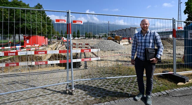 Bauleiter Janick Büschlen von Frutiger AG Analysa vor den künftigen Kunstrasenfeldern