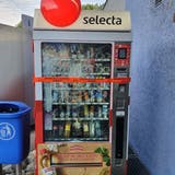 Vandalen demolieren Selecta-Automaten: Zwei Personen schlugen mit Stein auf den Kasten ein