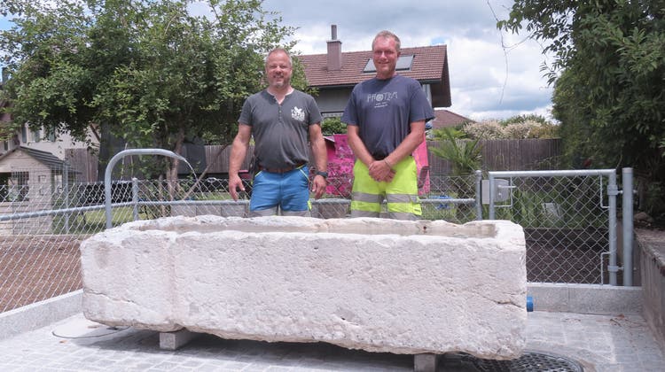 2,5 Tonnen schwerer Trog aus Solothurner Kalk hat einen neuen Platz