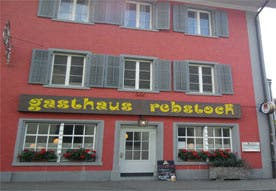 Das Restaurant Rebstock in Klingnau vor dem Grossbrand vom 24. April 2010.