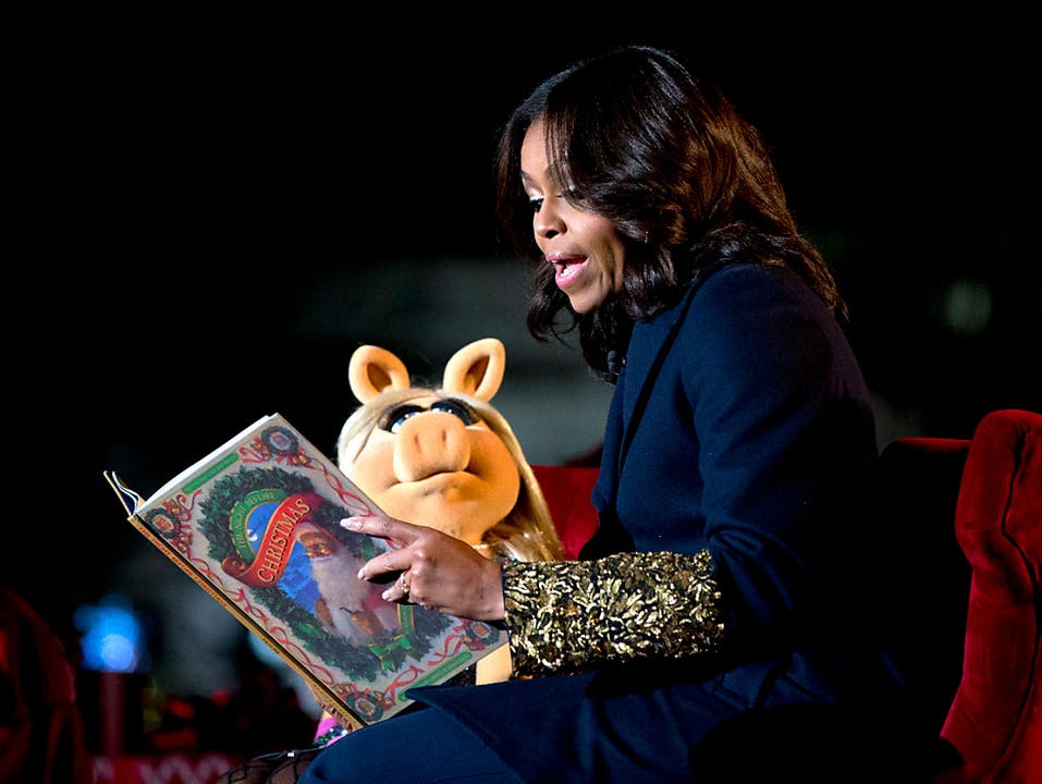 Miss Piggy und Michelle Obama lesen am National Christmas Tree Lighting-Tag aus "The Night Before Christmas" vor.