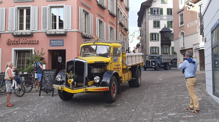 Saurer, Henschel, Volvo – Oldtimer-Lastwagen durchqueren die Altstadt