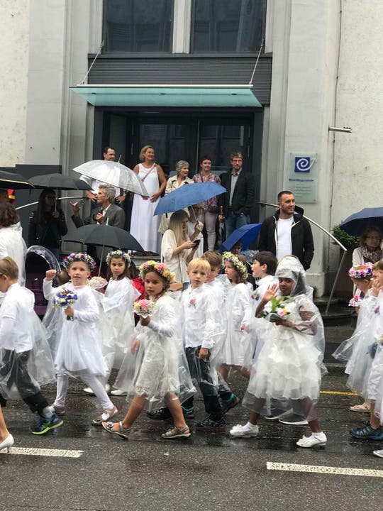 Trotz Regen herrscht gute Laune: Kinder mit Regenpellerine am letztjährigen Maienzug. (Nirogini Silvester, Aarau) Das bild 2019