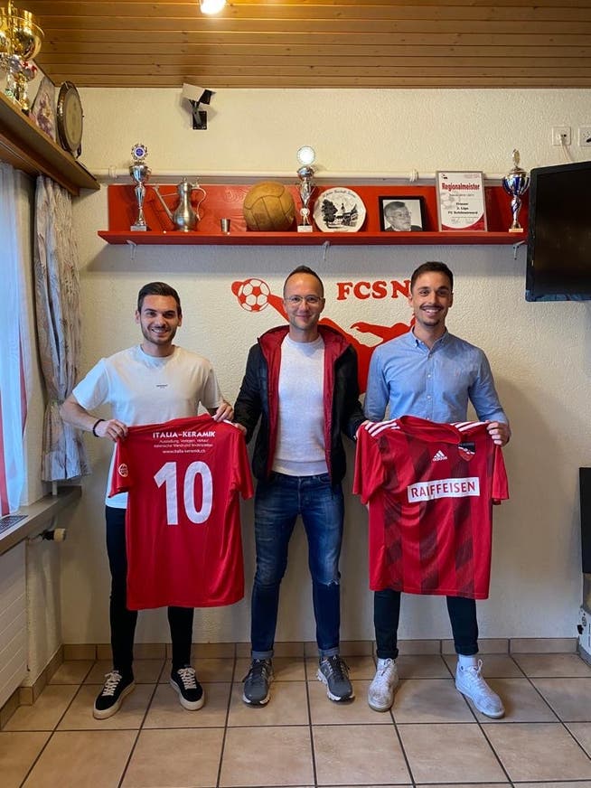 FCSN-Sportchef Marko Pranjic mit den Zuzügen Fabio Lo Priore (links) und Samuel Huber (rechts).