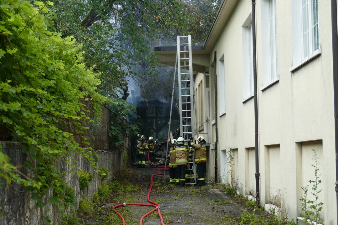 Mit einer Leiter stiegen die Feuerwehrleute aufs Dach