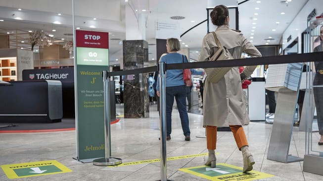 Bei rot heisst es warten: Im Warenhaus Jelmoli in Zürich regelt das elektronische Zählsystem von Richnerstutz, wie viele Leute rein dürfen.