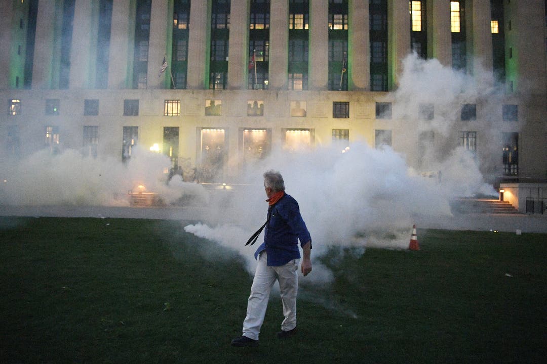 Vor dem Gerichtsgebäude wird Tränengas versprüht.