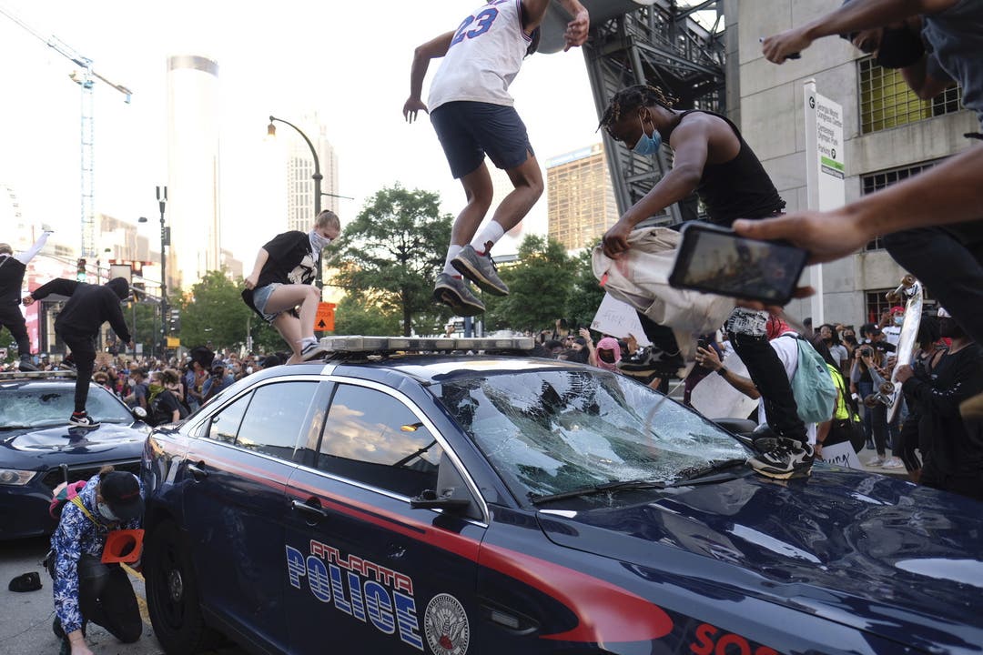 Die Proteste schlagen aber auch in Gewalt um. Hier wird in Atlanta ein Polizeiauto beschädigt.