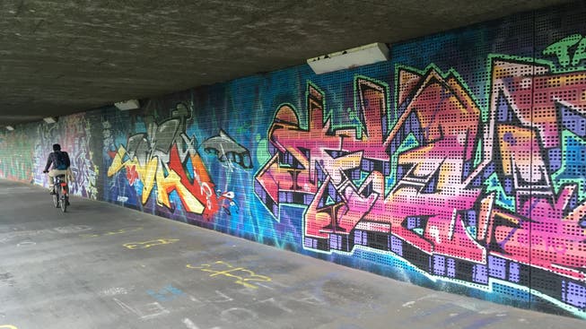 Was auf der Hochbrücke in Neuenhof-Wettingen schon lange an der Tagesordnung ist, wird jetzt auch auf der Schwarzwaldbrücke umgesetzt: Legale Graffiti-Kunst.