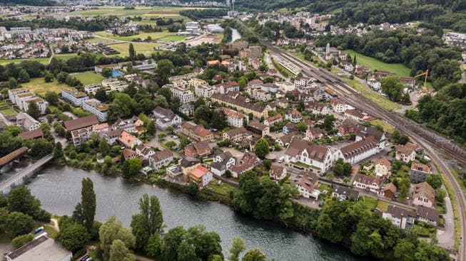Blick aus der Luft auf Turgi: Der 3000-Einwohner-Ort soll zu einem Stadtteil von Baden (oben) werden.