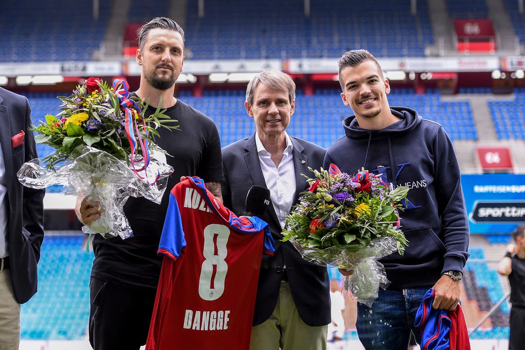 Zdravko Kuzmanovic und Kevin Bua werden vor dem Spiel von Praesident Bernhard Burgener verabschiedet.