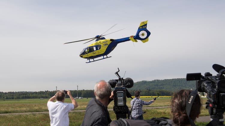 Kein Helm getragen: Beifahrer wird nach Motorradunfall mit Helikopter ins Spital geflogen