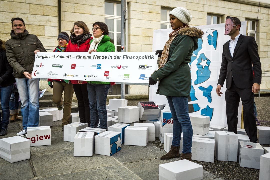 Die Demonstranten am Dienstagmorgen vor dem Grossratsgebäude in Aarau.