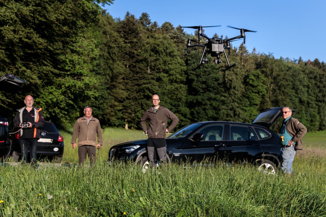Drohnenpilot Jürg Schöni, Jäger Markus von Fischer, Schnupperdrohnenpilot Markus Schneider und Jäger Ulrich Haas beobachten die startende Drohne