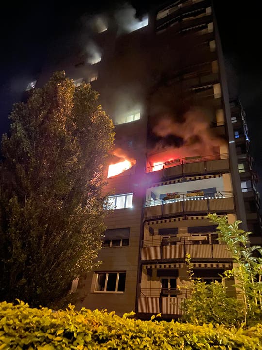 Zofingen AG, 14. Juli: In einer Wohnung in einem Hochhaus brach ein Feuer aus. Die Überbauung wurde evakuiert, drei Personen wurden mit Verdacht auf eine Rauchgasvergiftung ins Spital gebracht.