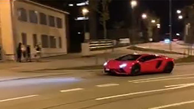 Ein Video von diesem roten Lamborghini hat in Aarburg erneut die Diskussion rund um Autoposer entfacht. Bild: Screenshot Video Sandro Huber