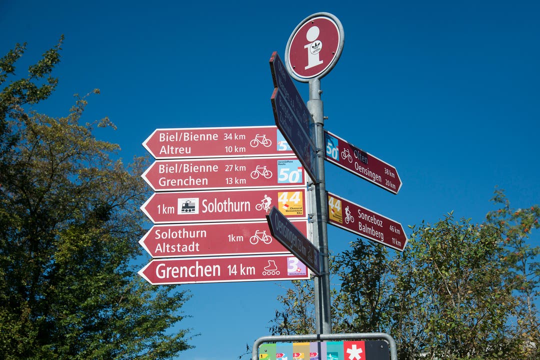  Die Velowege sind mit diesen roten Wegweisern angeschrieben. Die blaue Nummer ist jeweils die Route auf der Karte von Veloland Schweiz.
