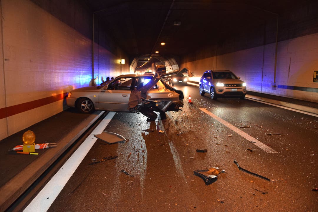 A5 bei Zuchwil SO, 10.Juli: Eine Automobilistin prallte im Tunnel in ein Auto, welches aufgrund einer Panne stehen geblieben war.