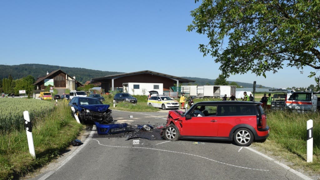 Bei Dübendorf sind diese beiden Fahrzeuge frontal zusammengeprallt. Zwei Personen wurden verletzt.