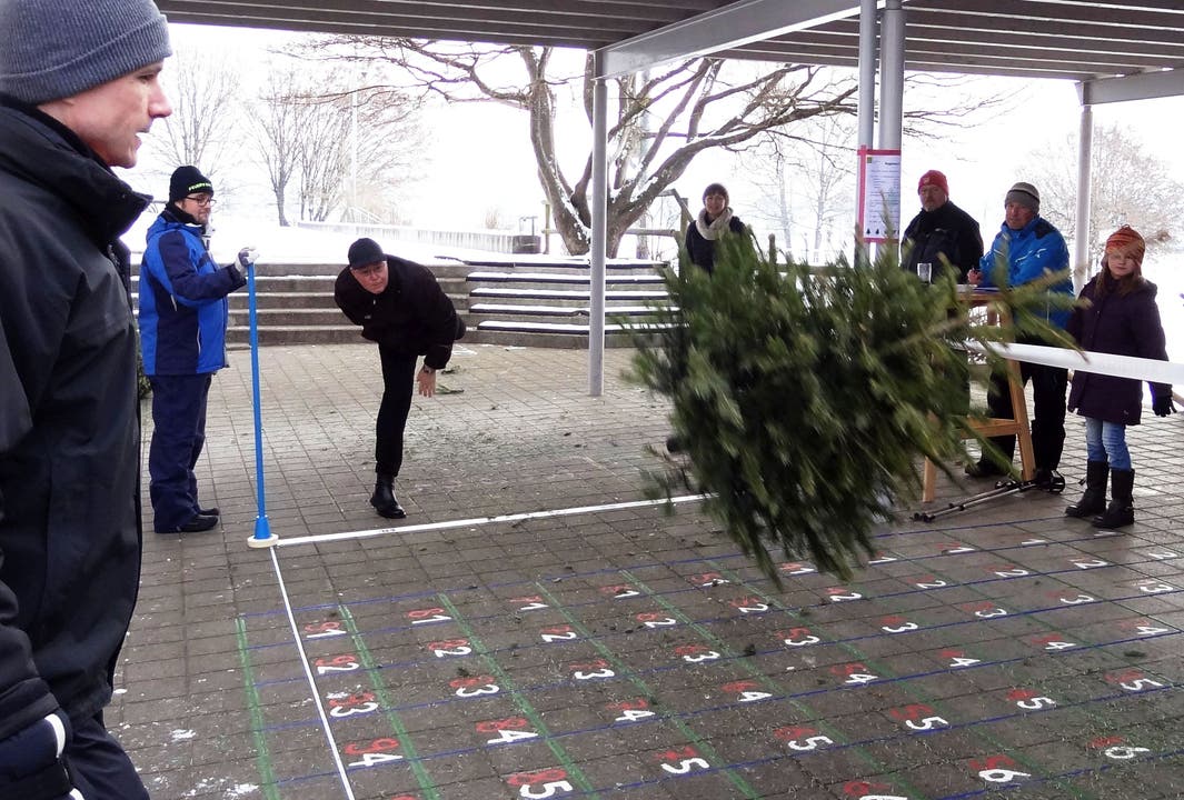 Gute Technik führt zum Erfolg bei diesem Teilnehmer am Weihnachtsbaumwerfen in Bünzen.