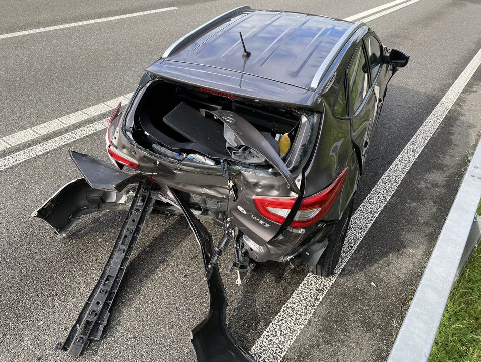 Ein Volvo verursachte einen Auffahrunfall und beschädigte dabei zwei weitere Fahrzeuge.