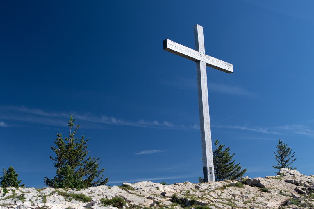 Das Gipfelkreuz auf der Hasenmatt: Diese Aussicht muss man sich verdienen! Oder man fährt mit dem Auto zum Berggasthaus Althüsli und läuft die wenigen Meter hoch.
