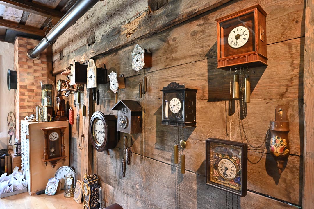 Uhren aller Provenienzen an der Hausfassade des 300-jährigen Bauernhauses.