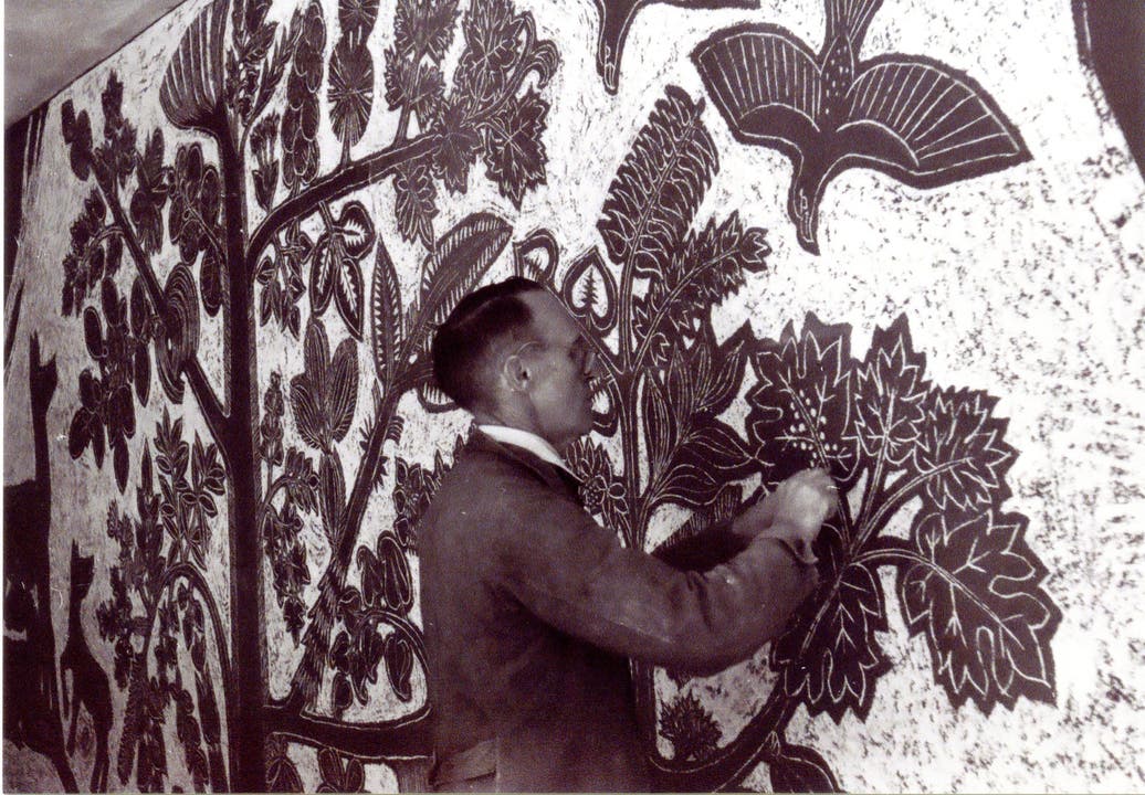 Walter Eglin (1895-1966) bei der Arbeit am Sgraffito "Weltenbaum" in Liestal, ca. 1955