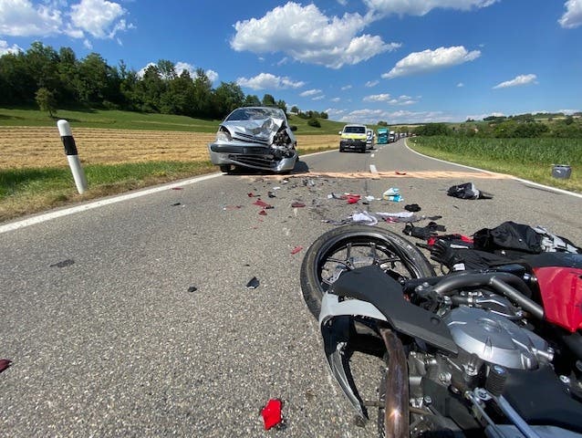 Densbüren AG, 21. Juli: Bei einem Überholvorgang stiess ein Motorradfahrer frontal mit einem Auto zusammen. Er zog sich schwere Verletzungen zu. Der Autofahrer blieb unverletzt.