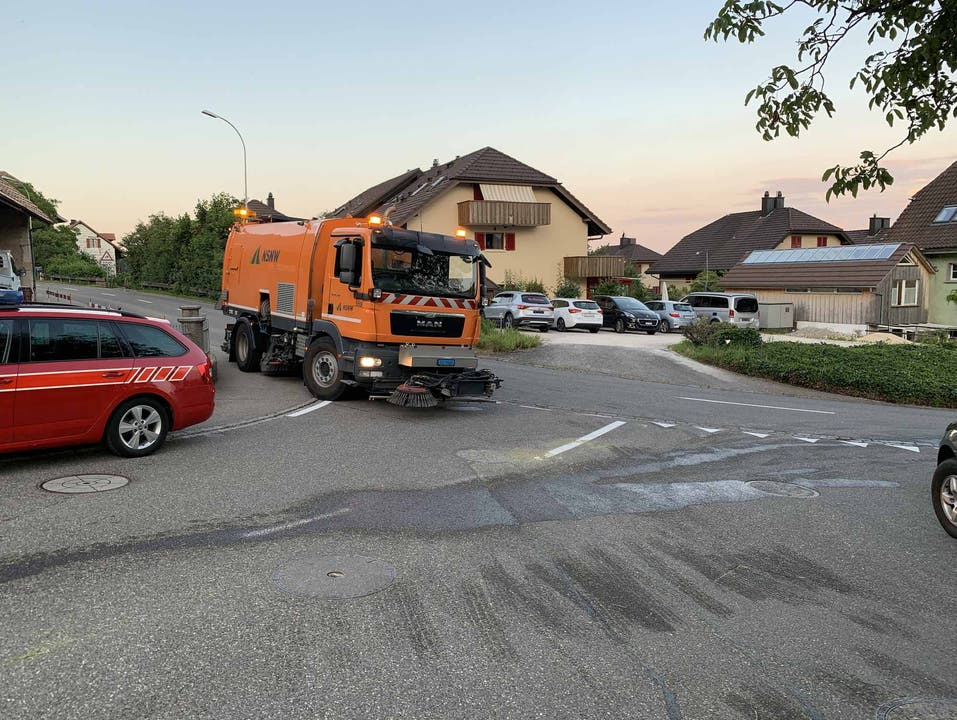 Lommiswil/Zuchwil SO, 27.Juni: Ein Traktor verschmutzte die Strasse durch Diesel. Ein Spezialfahrzeug kam zur Reinigung.