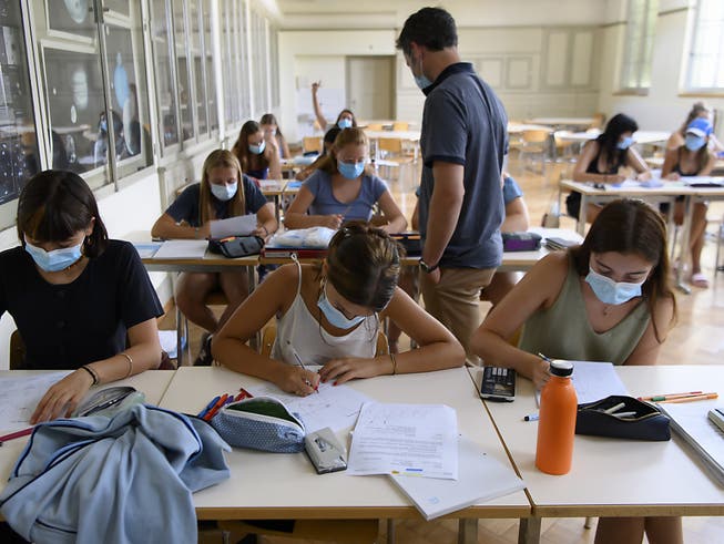 An den Kantons- und Berufsschulen gilt eine strengere Maskenpflicht. An Sekundarschulen nicht. (Themenbild)