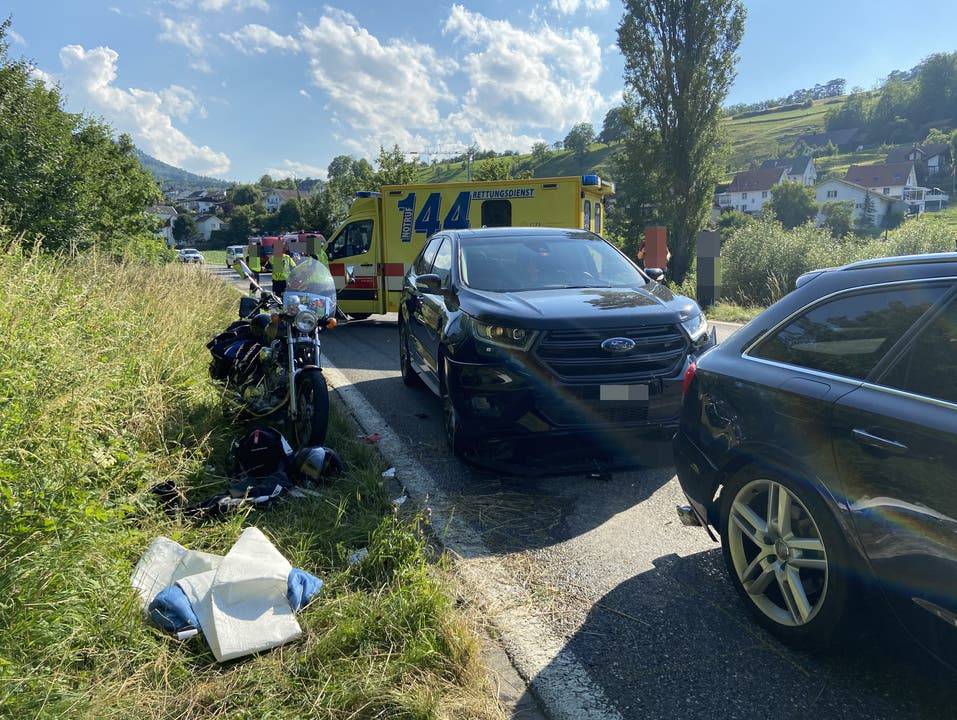 Herznach AG, 27. Juni: Eine 33-Jährige Fahrzeuglenkerin übersah den stillstehenden Verkehr und fuhr zwei Motorrädern auf. Diese mussten beide verletzt ins Spital gebracht werden.