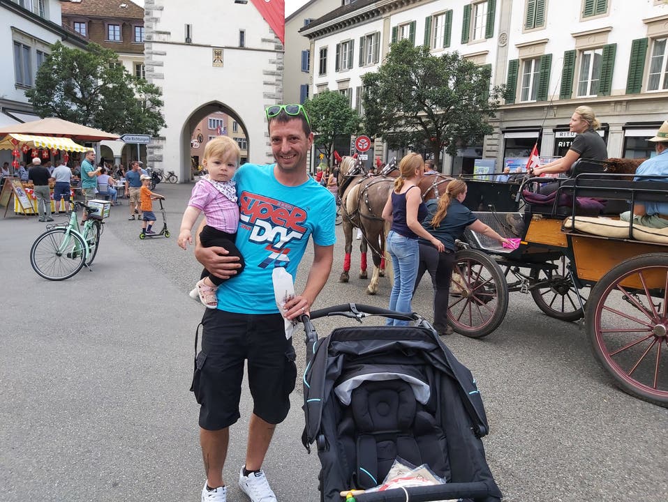 "Coole Aktion": Marcel aus Rütihof kam mit seiner kleinen Tochter auf den Schlossbergplatz.