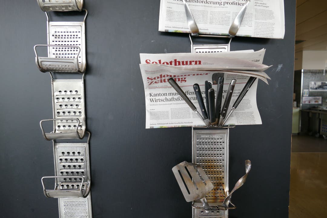 Das ganze Lokal ist mit seiner Kunst ausgeschmückt. Selbst die Solothurner Zeitung steckt in einem Konstrukt aus Messern.