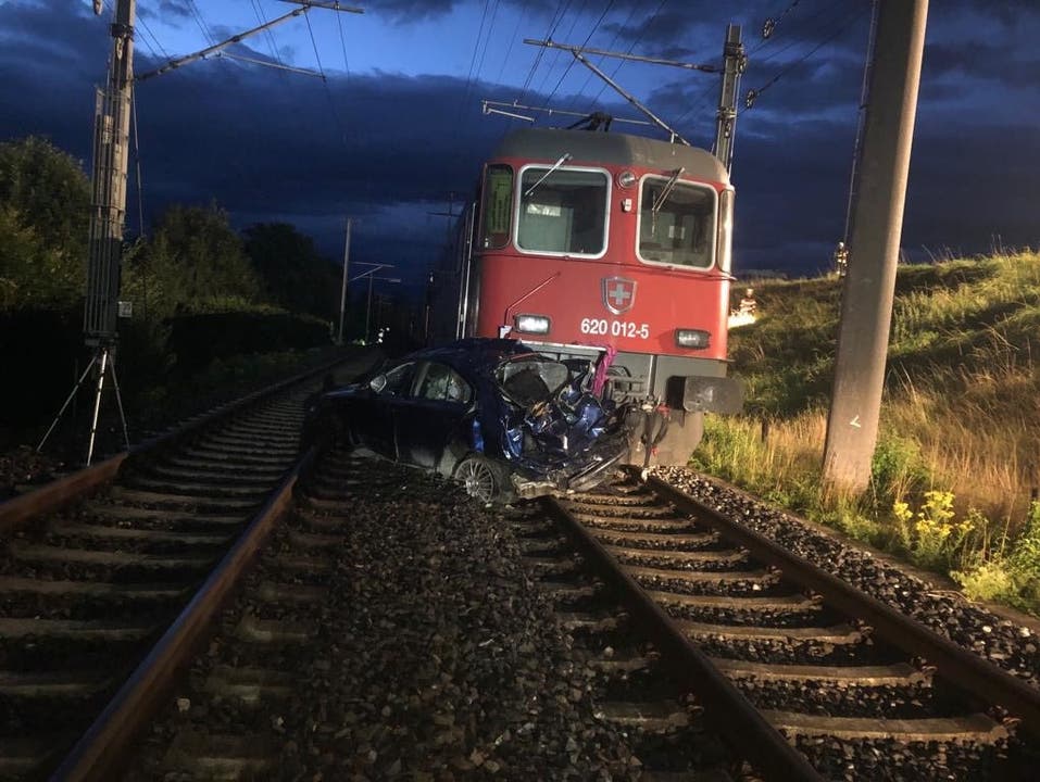 Altendorf SZ, 2. Juli: Ein Güterzug hat am frühen Morgen zwischen Altendorf und Pfäffikon ein Auto erfasst. Ein 30-jähriger Deutscher wurde dabei lebensbedrohlich verletzt.