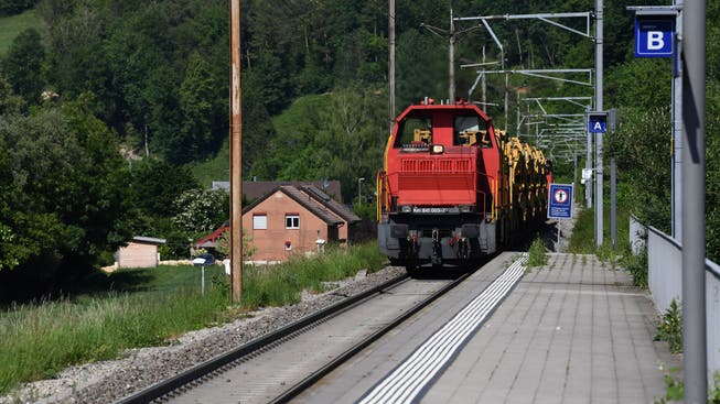 Diese Passage ist bald zweispurig- Ein Güterzug fährt durch den Bahnhof Duggingen.