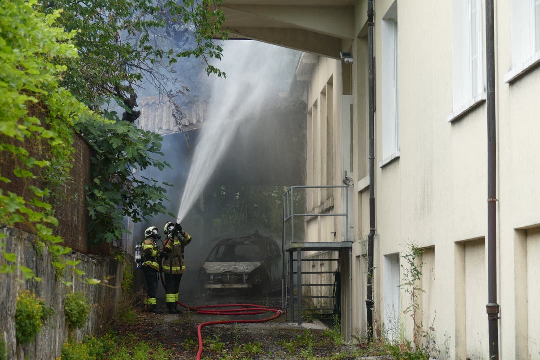Die Autos konnten nicht gerettet werden, da galt die Aufmerksamkeit der Feuerwehr dem Gebäude daneben.