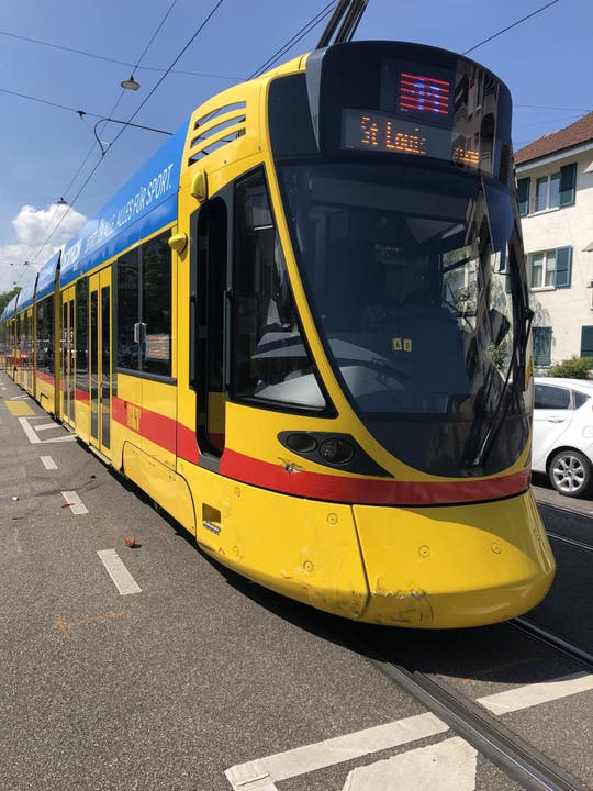 Reinach BL, 26. Mai: Auf der Hauptstrasse in Reinach ereignete sich eine Kollision zwischen einem Tram und zwei Personenwagen. (...)